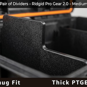 以下が含まれることがあります： Ridgid Pro Gear 2.0 Mediumケース用の黒い仕切り。画像は仕切りの形状と「Perfect Snug Fit」と「Thick PTGE Material」のテキストを強調したクローズアップです。