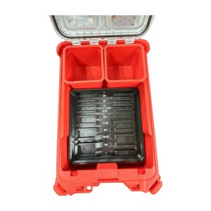 Puede incluir: Un organizador de herramientas rojo con tapa transparente, que presenta dos compartimentos de almacenamiento rojos y una bandeja negra con compartimentos etiquetados para varios tama&ntilde;os de herramientas. El organizador est&aacute; dise&ntilde;ado para un almacenamiento y organizaci&oacute;n eficientes de herramientas.
