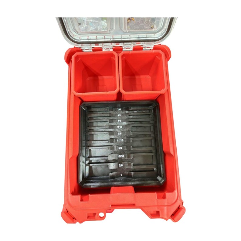 Puede incluir: Un organizador de herramientas rojo con tapa transparente, que presenta dos compartimentos de almacenamiento rojos y una bandeja negra con compartimentos etiquetados para varios tama&ntilde;os de herramientas. El organizador est&aacute; dise&ntilde;ado para un almacenamiento y organizaci&oacute;n eficientes de herramientas.