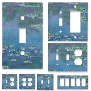 Op de afbeelding: Een verzameling decoratieve lichtschakelaar covers met een waterlelie schilderij in blauwe, groene en paarse tinten. De covers omvatten enkele schakelaar, dubbele schakelaar en stopcontact configuraties, die een samenhangende esthetiek bieden voor de interieurdecoratie.