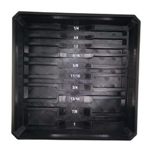 Puede incluir: Un organizador de herramientas cuadrado negro con m&uacute;ltiples compartimentos. El organizador tiene ranuras etiquetadas para varios tama&ntilde;os, incluyendo 1/4, 3/8, 1/2, 9/16, 5/8, 11/16, 3/4, 13/16, 7/8 y 1 pulgada. El organizador est&aacute; dise&ntilde;ado para guardar herramientas.