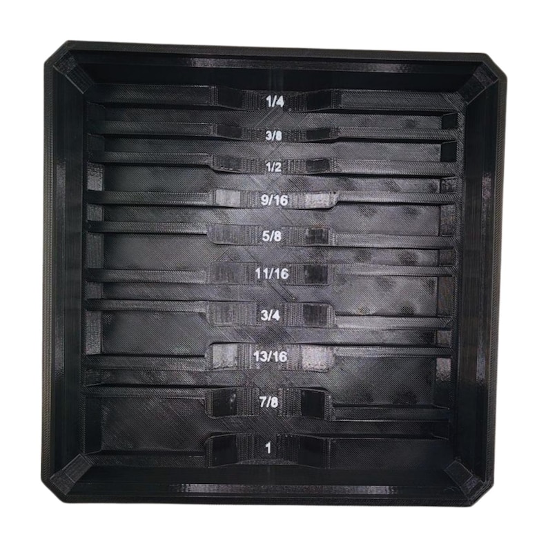 Puede incluir: Un organizador de herramientas cuadrado negro con m&uacute;ltiples compartimentos. El organizador tiene ranuras etiquetadas para varios tama&ntilde;os, incluyendo 1/4, 3/8, 1/2, 9/16, 5/8, 11/16, 3/4, 13/16, 7/8 y 1 pulgada. El organizador est&aacute; dise&ntilde;ado para guardar herramientas.