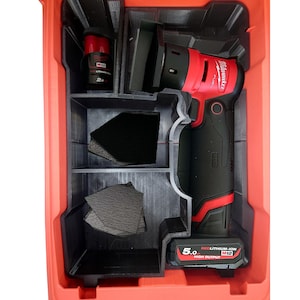 Puede incluir: Una herramienta eléctrica Milwaukee roja y negra con una batería RedLithium-Ion de 5,0 Ah en una caja de transporte de plástico roja.