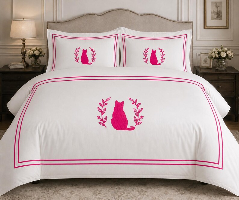 Set copripiumino a 3 pezzi in raso di cotone 400 fili con ricamo personalizzato di gatto e doppia bordatura. immagine 3