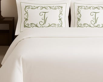 Personalisiertes elegantes weißes Bettwäsche-Set mit individuellem Monogramm und dekorativem Stickerei-Bordüren-Bettbezug-Set