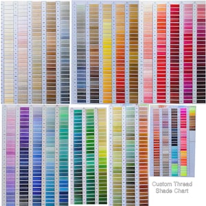 Puede incluir: Una carta de colores de hilo completa que presenta una amplia gama de muestras de hilo de bordar dispuestas en columnas verticales. Cada muestra est&aacute; etiquetada con un c&oacute;digo num&eacute;rico correspondiente. El texto Custom Thread Shade Chart es visible.