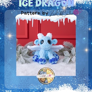 Peut inclure: Un jouet de dragon bleu crocheté avec des ailes et des détails blancs, posé sur une surface enneigée. Le texte "Winter the Ice Dragon" est en haut, avec "Pattern by ZestOfCrochet" en dessous. Le dragon a de grands yeux bleus.
