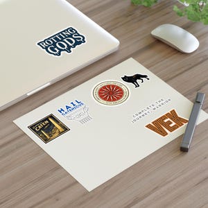 Cartela de adesivos "A Vontade de Muitos": Adesivos para fãs de livros de fantasia, ideais para Kindle ou caderno. Decoração inspirada em "A Vontade de Muitos". imagem 7