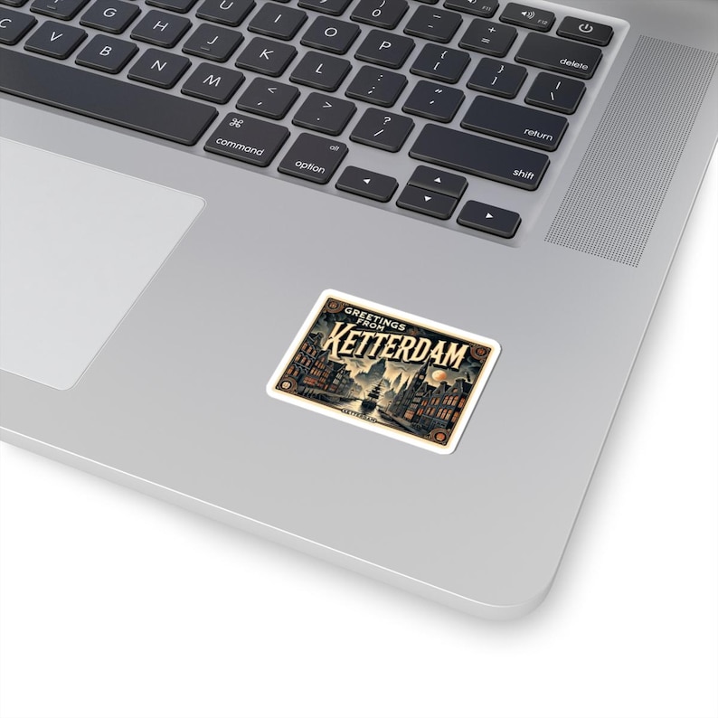 Naklejka „Szóstka Wron” na wkładkę Kindle | Naklejka na laptopa „Ketterdam Decor Grishaverse” | Klub Wron zdjęcie 5