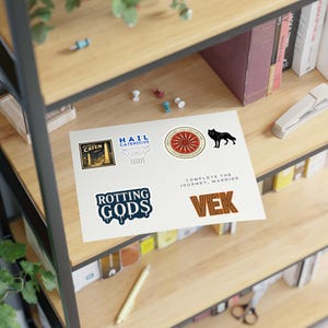 Cartela de adesivos "A Vontade de Muitos": Adesivos para fãs de livros de fantasia, ideais para Kindle ou caderno. Decoração inspirada em "A Vontade de Muitos". imagem 6
