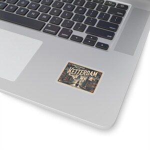 Naklejka „Szóstka Wron” na wkładkę Kindle | Naklejka na laptopa „Ketterdam Decor Grishaverse” | Klub Wron zdjęcie 4