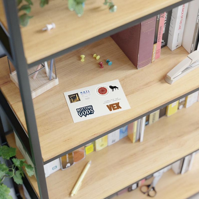 Cartela de adesivos "A Vontade de Muitos": Adesivos para fãs de livros de fantasia, ideais para Kindle ou caderno. Decoração inspirada em "A Vontade de Muitos". imagem 2