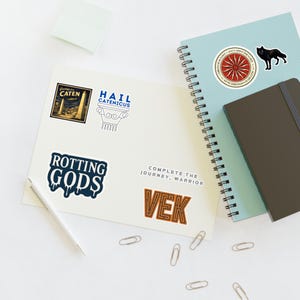 Cartela de adesivos "A Vontade de Muitos": Adesivos para fãs de livros de fantasia, ideais para Kindle ou caderno. Decoração inspirada em "A Vontade de Muitos". imagem 8