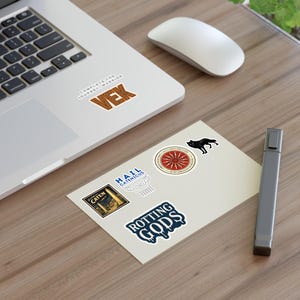 Cartela de adesivos "A Vontade de Muitos": Adesivos para fãs de livros de fantasia, ideais para Kindle ou caderno. Decoração inspirada em "A Vontade de Muitos". imagem 3