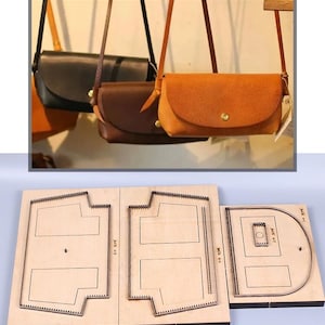 Könnte beinhalten: Drei Leder-Umhängetaschen in Schwarz, Braun und Beige hängen an einem Holzbalken. Darunter sind drei Holzschablonen mit geätzten Linien und Formen zur Herstellung von Lederwaren abgebildet.