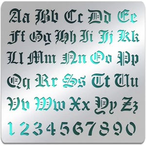Op de afbeelding: Een zilveren sjabloon met het volledige Engelse alfabet in een gotisch lettertype, plus de cijfers 1 tot en met 0. De letters en cijfers zijn teal, op een zilveren achtergrond.