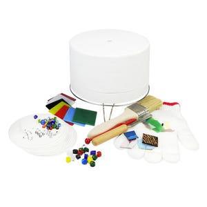 以下が含まれることがあります： 金属製のスタンドが付いた白い窯。周囲にはクラフト用品が配置されています。筆、カラフルなガラス片、ビーズ、手袋、紙皿が含まれています。ガラスフュージングやクラフトプロジェクトに最適です。