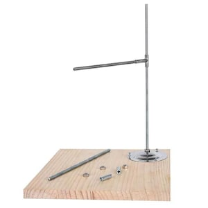 Peut inclure: Un outil métallique en forme de T avec une tige verticale et un bras horizontal, fixé à une base circulaire. Du matériel supplémentaire, dont des écrous et une tige filetée, sont disposés sur une surface en bois. L'outil semble être pour le travail du bois ou la construction.