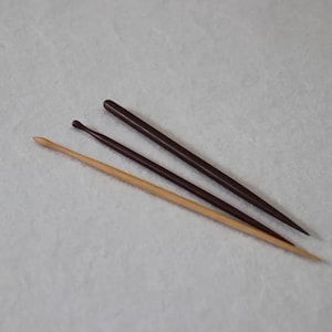 以下が含まれることがあります： クラフト用の木製の道具が3つあります。2つは濃い茶色で、1つは薄い茶色です。