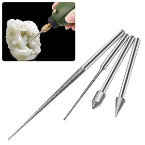 Op de afbeelding: Set van vier diamantbepuntte boortjes voor gebruik met een roterend gereedschap. De boortjes zijn zilverkleurig en hebben verschillende vormen, waaronder een puntige punt, een afgeronde punt en een platte punt.