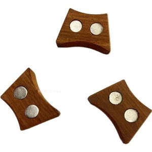 Puede incluir: Tres soportes magnéticos de madera con dos imanes plateados en cada uno. Los soportes tienen forma de rectángulo curvo.