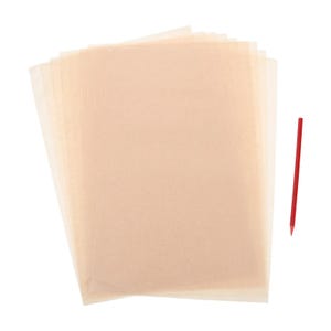 Könnte beinhalten: Ein Stapel rechteckiger, durchscheinender, hellbeiger Papierbögen, die fächerförmig angeordnet sind, begleitet von einem einzelnen, dünnen, einfarbig roten Stift, der vertikal rechts neben dem Papierstapel auf weißem Hintergrund liegt.