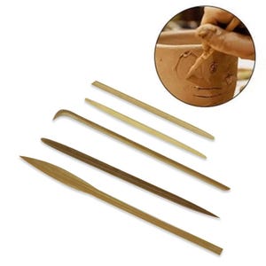 Può includere: Set di sei strumenti in legno per la ceramica, per scolpire e modellare l'argilla. Gli strumenti sono di varie forme e dimensioni, con una punta appuntita, una punta arrotondata e una punta curva.