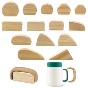 Può includere: Un set di 15 forme in legno di diverse dimensioni e forme, tra cui cerchi, rettangoli, triangoli e forme irregolari. Le forme sono tutte in legno naturale e hanno un colore marrone chiaro. C'è anche una tazza bianca con un coperchio verde e un manico verde.