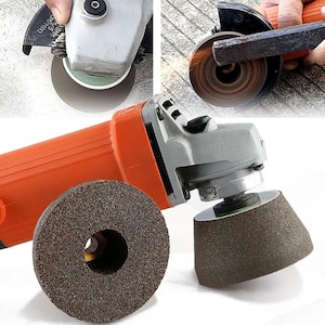 Puede incluir: Una amoladora angular eléctrica naranja y gris con dos muelas marrones. La amoladora tiene un interruptor negro y un cable negro. Las muelas están hechas de un material grueso y están diseñadas para lijar y moler.