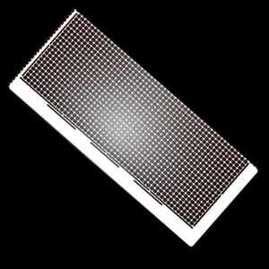 Op de afbeelding: Een rechthoekig wit object met een raster van kleine, donkere cirkels. Het rasterpatroon bedekt het grootste deel van het oppervlak, met een gradiënteffect. Het object staat tegen een zwarte achtergrond.