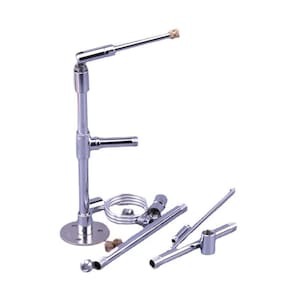 Può includere: Un sistema di aerografo cromato con una base, un supporto verticale e più ugelli. Il sistema è progettato per spruzzare vernice o altri liquidi.