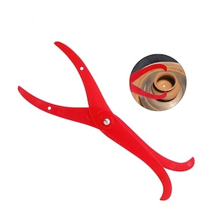 Puede incluir: Calibrador de cerámica rojo, herramienta con brazos curvos y punto de pivote central. Diseñado para medir el diámetro de la cerámica. Una imagen más pequeña muestra el calibrador en uso en un torno de alfarero.