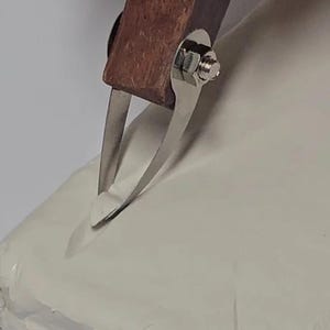 Cuchillo texturizador de cerámica, mango de madera, hoja de metal, herramienta de tallado circular en forma de V de una sola cabeza, raspador de cerámica para modelar, escultura de arcilla DIY