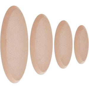 Può includere: Quattro tasselli in legno di forma ovale di varie dimensioni, disposti dal più grande al più piccolo. I tasselli sono di colore marrone chiaro e hanno una superficie liscia e non rifinita. Per la lavorazione del legno.