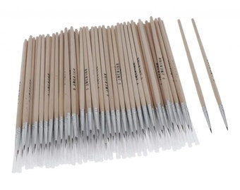 Op de afbeelding: Een verzameling fijne penselen met natuurlijke houten handvatten en zilveren hulzen. De penselen zijn gebundeld, met een paar los, en hebben transparante plastic punten die de borstelharen beschermen. Ideaal voor gedetailleerd schilderen.