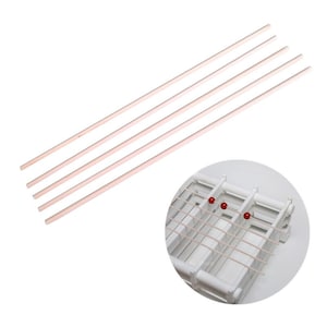 Peut inclure: Cinq chevilles en bois blanc, d'environ 30 cm de long, sont disposées en pile. Les chevilles sont lisses et ont un bord légèrement arrondi. Les chevilles sont utilisées pour l'artisanat et les projets de bricolage.