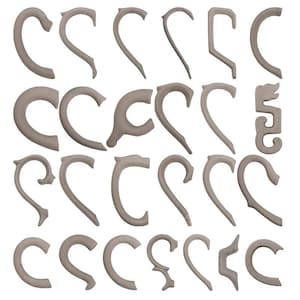 Può includere: Una collezione di ventitré componenti individuali grigio chiaro, curvi e a forma di C, disposti su quattro file. Ogni pezzo presenta una finitura liscia e opaca con vari gradi di curvatura, estremità appuntite e forme geometriche uniche.