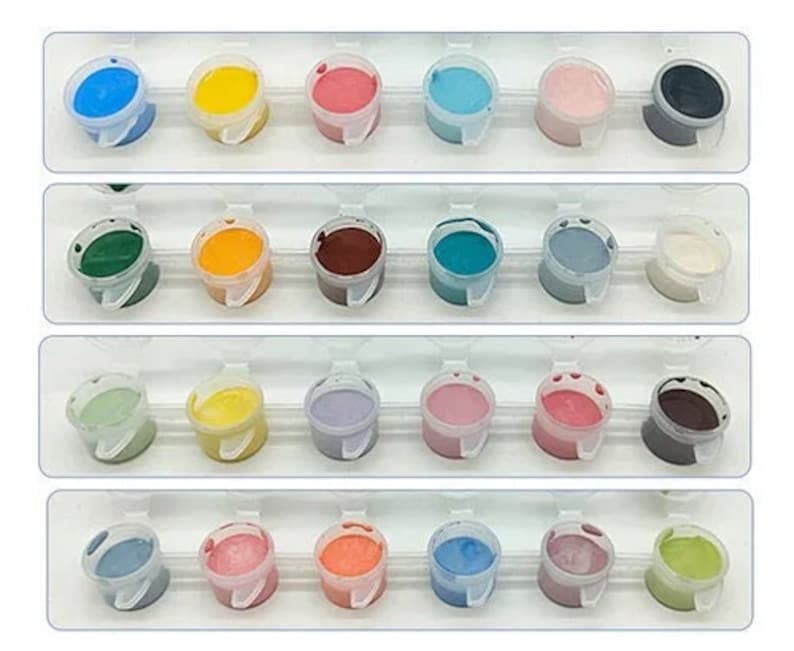K&ouml;nnte beinhalten: Ein Set von Farbt&ouml;pfen, gef&uuml;llt mit verschiedenen Farben, darunter Blau, Gelb, Rosa und Gr&uuml;n. Die Farbt&ouml;pfe sind in Reihen und Spalten angeordnet, wobei jeder Topf einen anderen Farbton enth&auml;lt. Die Farbt&ouml;pfe bestehen aus klarem Kunststoff.