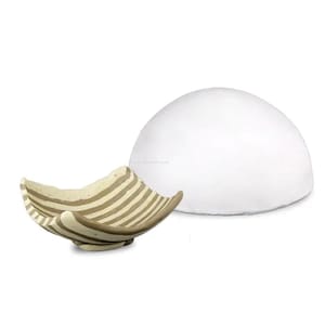 Op de afbeelding: Een keramische kom met een vierkante vorm en een gestreept patroon in beige en bruin. Op de achtergrond bevindt zich een wit, koepelvormig object. De kom is waarschijnlijk bedoeld om voedsel in te serveren of als decoratief item.