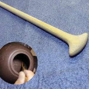 以下が含まれることがあります： 長い柄と平らで丸い頭を持つ木製の茶ブラシ。ブラシは急須の内側を掃除するために使用されます。