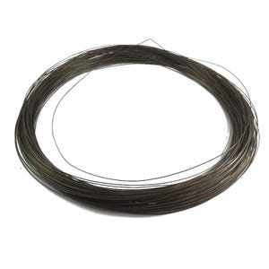 Pode incluir: Uma bobina de fio fino de cor cinza escuro.