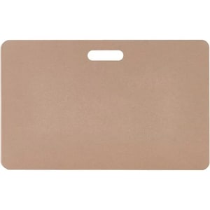 Puede incluir: Tabla de cortar rectangular de color marrón claro con esquinas redondeadas y un orificio para el asa. La tabla tiene una superficie lisa y está diseñada para la preparación de alimentos.