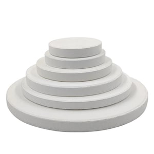 Può includere: Un set di tre ciotole impilabili in ceramica di diverse dimensioni. Le ciotole presentano una smaltatura bianco sporco macchiettata con una superficie leggermente strutturata. Ogni ciotola ha una forma arrotondata e un design semplice e minimalista.