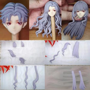 Könnte beinhalten: Eine Sammlung von Anime-Puppenköpfen und Haarteilen in verschiedenen Stadien der Fertigstellung. Die Köpfe weisen detaillierte Gesichtszüge mit roten Augen auf und sind auf Holzstäben befestigt. Die Haarteile sind in Grau- und Lilatönen gehalten, mit verschiedenen Stilen.