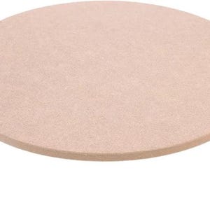 Può includere: Una pietra per pizza rotonda, marrone chiaro. La pietra ha una superficie liscia, leggermente strutturata e un bordo arrotondato. È progettata per cuocere pizze e altri alimenti in forno.