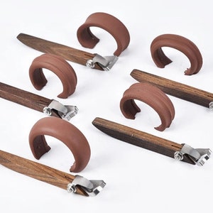 Könnte beinhalten: Sechs Sätze brauner Leder-Ringgrößenmesser mit Holzgriffen und Metallklemmen. Jeder Größenmesser hat eine andere Größe.