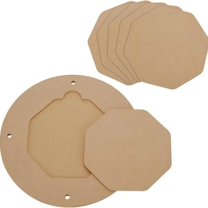 Op de afbeelding: Een set onafgewerkte houten knutselbenodigdheden. Bevat een rond frame met een geometrische uitsparing, verschillende achthoekige stukken en een enkel achthoekig stuk. Het hout heeft een lichtbruine kleur.