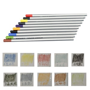 Puede incluir: Conjunto de diez lápices de bajo esmalte plateados con puntas de colores. Los lápices están dispuestos en diagonal, con el lápiz rojo en la parte superior y el lápiz marrón en la parte inferior. Los lápices están etiquetados como "UNDER GLAZE" y tienen un número. La imagen también muestra muestras de los colores de los lápices.