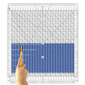 Könnte beinhalten: Ein weißer Plastiklineal mit einem Gittermuster und blauen Quadraten. Der Lineal ist in Zoll und Zentimetern gekennzeichnet. Der Lineal ist 12 Zoll mal 12 Zoll groß.