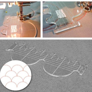 Peut inclure: Un gabarit de couture en plastique transparent avec une grille et des bords festonn&eacute;s. Le gabarit est utilis&eacute; pour cr&eacute;er un motif de points d&eacute;coratifs sur le tissu. Le gabarit est pr&eacute;sent&eacute; sur un fond de tissu gris.